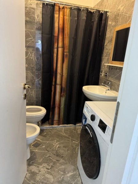 Tirane, jepet me qera 2+1+Ballkon Kati 8, 80 m² 600 € (rruga Ndre Mjeda)