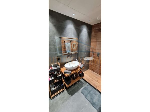 Tirane, jepet me qera apartament 2+1 Kati 8, 100 m² 750 € 
