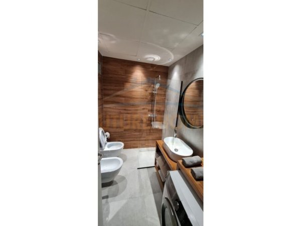 Tirane, jepet me qera apartament 2+1 Kati 8, 100 m² 750 € 