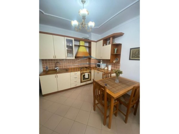 Shitet, Apartament 1+1, Komuna e Parisit