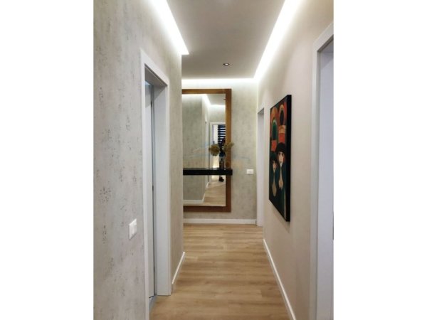 Shitet, Apartament 2+1, Pazari i Ri, Tirane.