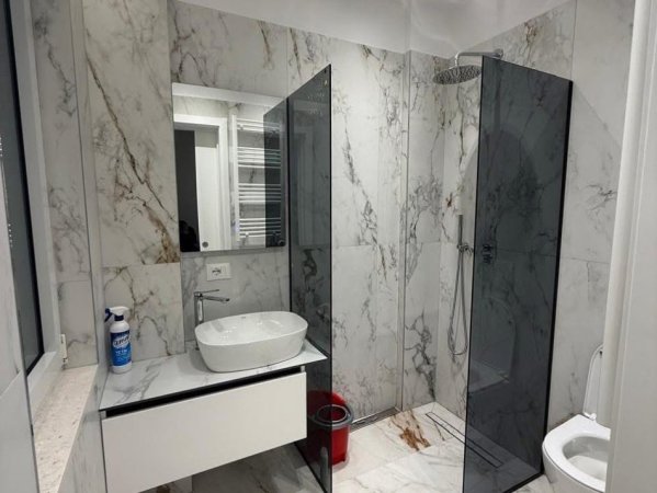Tirane, jepet me qera apartament 1+1 , 60 m² 650 € (Rruga e kavajes)