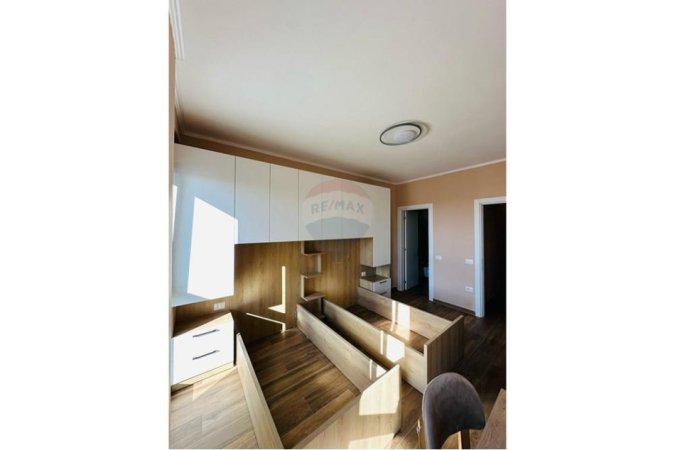 Tirane, jepet me qera 2+1+Ballkon Kati 9, 110 m² 800 € (Rruga e Dibres)