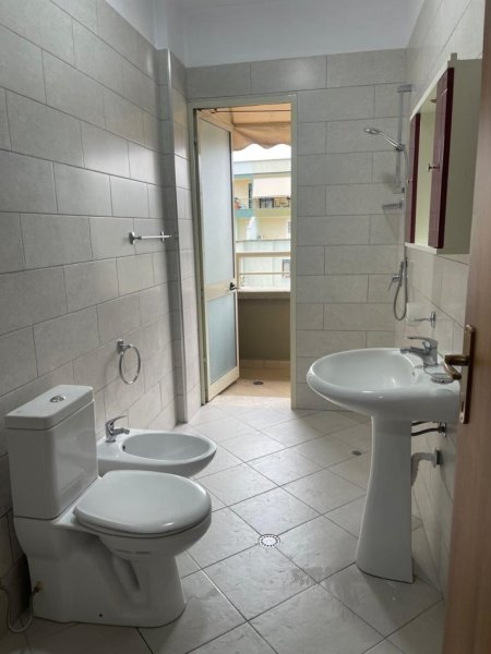 Tirane, jepet me qera apartament 1+1+Aneks+Ballkon Kati 6, 400 € (rruga 5 maji)
