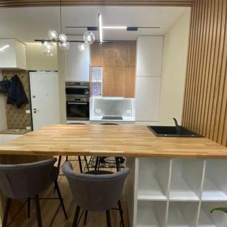 Tirane, jepet me qera apartament 1+1+Ballkon Kati 7, 75 m² 800 € (Rruga E Kavajes)
