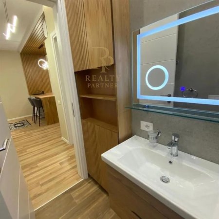 Tirane, jepet me qera apartament 1+1+Ballkon Kati 7, 75 m² 800 € (Rruga E Kavajes)