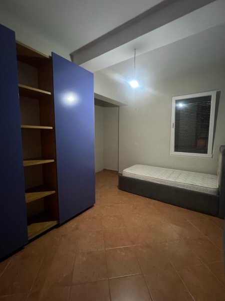 Tirane, jepet me qera apartament 3+1 Kati 5, 80 m² 650 € (KRISTAL CENTER)