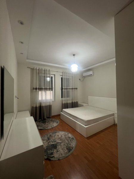Tirane, jepet me qera apartament 3+1 Kati 5, 80 m² 650 € (KRISTAL CENTER)