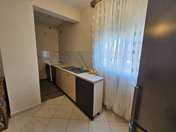 Tirane, jepet me qera 2+1 Kati 4, 104 m² 500 € (LIQENI I THATE)