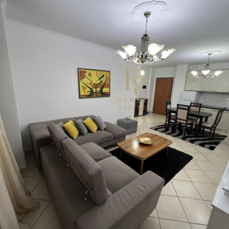 Tirane, jepet me qera 2+1+Ballkon Kati 4, 650 € (Komuna e Parisit)