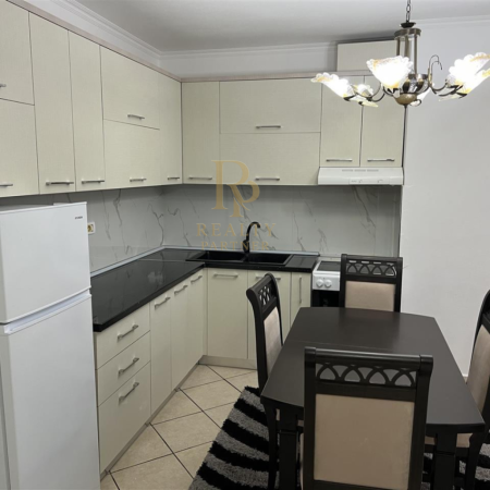 Tirane, jepet me qera 2+1+Ballkon Kati 4, 650 € (Komuna e Parisit)