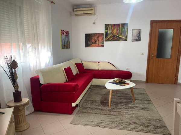 Tirane, jap me qera apartament 1+1+Ballkon Kati 4, 60 m² 550 € (Rruga e Bogdaneve)