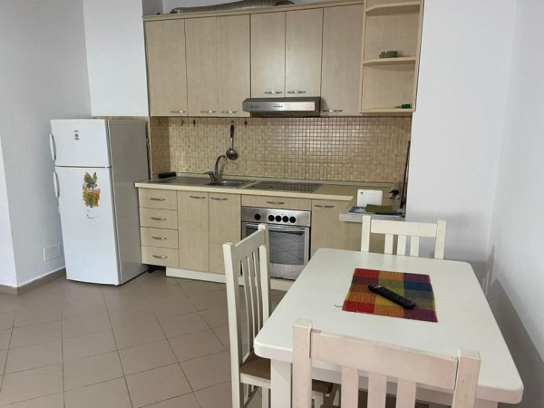 Tirane, jap me qera apartament 1+1+Ballkon Kati 4, 60 m² 550 € (Rruga e Bogdaneve)