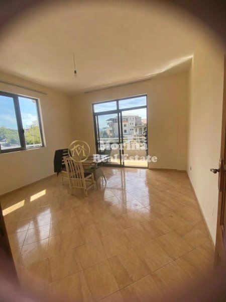 Tirane, jepet me qera shtepi 2+1 Kati 3, 80 m² 300 € (Babrru)