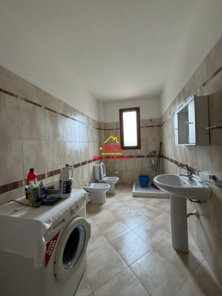 Vlore, jepet me qera apartament 2+1+Ballkon Kati 10, 120 m² 350 € (Rruga Hajredin Haxhiraj)