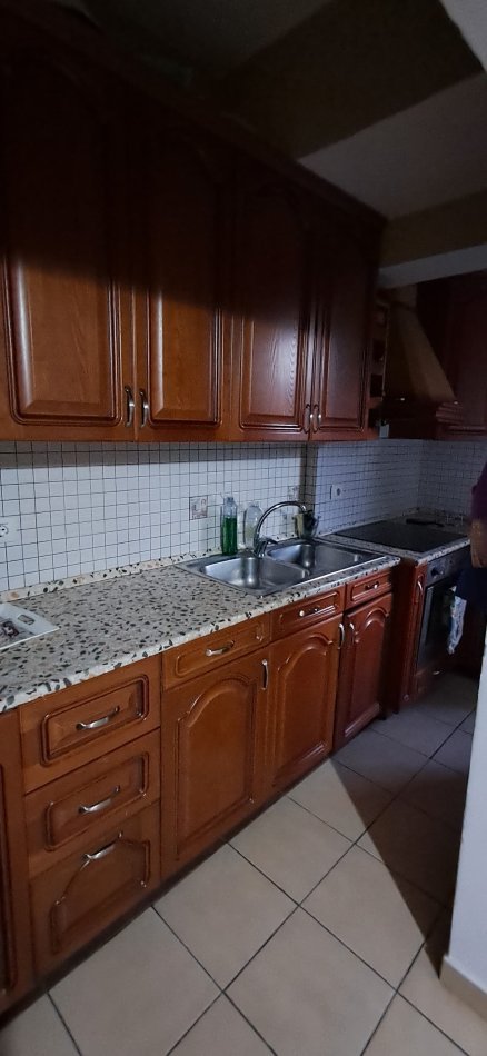 Tirane, jepet me qera apartament 3+1+Aneks Kati 5, 650 € (pazari i ri)