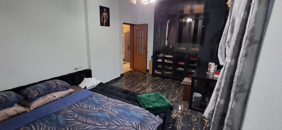 Tirane, jepet me qera apartament 3+1+Aneks Kati 5, 650 € (pazari i ri)
