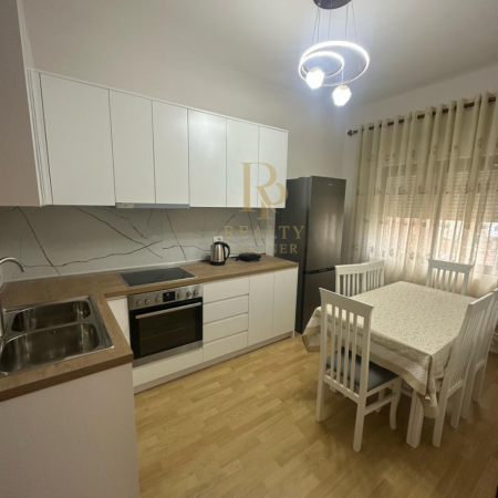 Tirane, jepet me qera apartament 2+1+Ballkon Kati 3, 135 m² 500 € (Sauk)