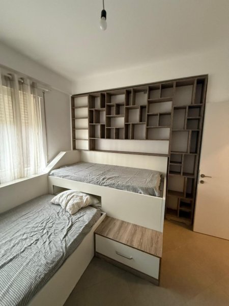Tirane, jepet me qera apartament 2+1 Kati 5, 95 m² 500 € (Perballe Amerikan 3)