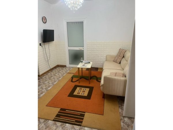 Tirane, jepet me qera apartament 1+1 Kati 1, 90 m² 450 € (Rruga Fortuzi)