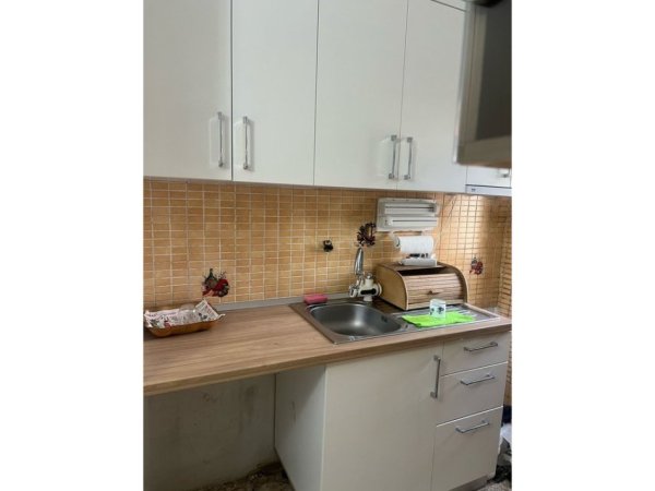 Tirane, jepet me qera apartament 1+1 Kati 1, 90 m² 450 € (Rruga Fortuzi)