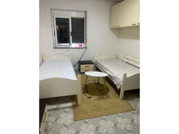 Tirane, jepet me qera apartament 1+1 Kati 1, 90 m² 450 € (Rruga Fortuzi)