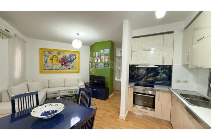 Tirane, jepet me qera apartament 2+1+Aneks+Ballkon Kati 4, 95 m² 700 € (21 Dhjetori)