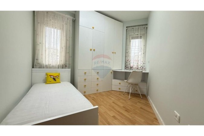 Tirane, jepet me qera apartament 2+1+Aneks+Ballkon Kati 4, 95 m² 700 € (21 Dhjetori)
