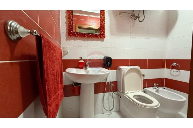 Tirane, jepet me qera apartament 2+1+Aneks+Ballkon Kati 4, 95 m² 700 € (21 Dhjetori)