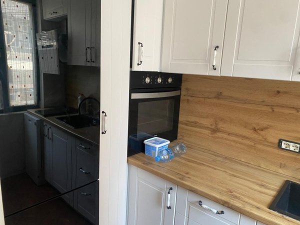 Tirane, jepet me qera apartament 1+1 Kati 1, 65 m² 700 € (bllok)
