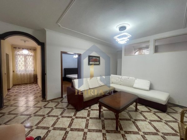 Tirane, jepet me qera apartament 2+1 Kati 2, 140 m² 50.000 € (Ali Demi)
