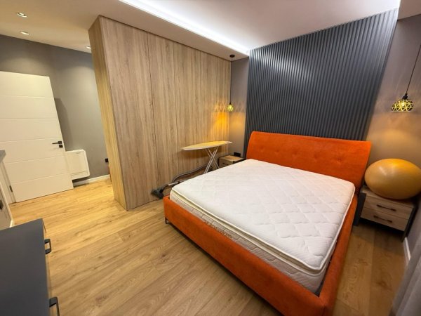Tirane, jepet me qera 2+1 Kati 3, 100 m² 800 € (astir)
