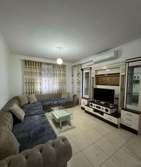 Tirane, jepet me qera apartament 1+1+Ballkon Kati 3, 65 m² 400 € (Rruga e dibres)