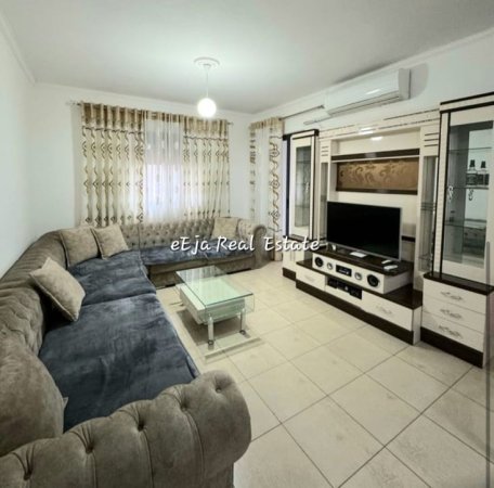 Tirane, jepet me qera apartament 1+1+Ballkon Kati 3, 65 m² 400 € (Rruga e dibres)