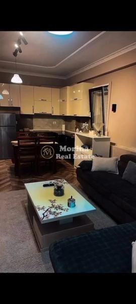 Tirane, jepet me qera apartament 1+1 Kati 1, 100 m² 900 € (Liqeni i Thate)