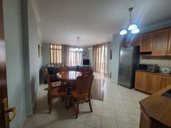 Tirane, jepet me qera 2+1 Kati 8, 800 € (Ish ekspozita)