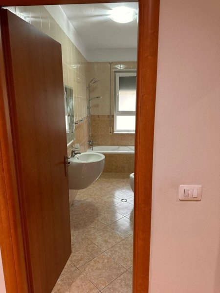 Tirane, jepet me qera apartament 3+1 Kati 5, 125 m² 650 € (Te mbikalimi komunes)