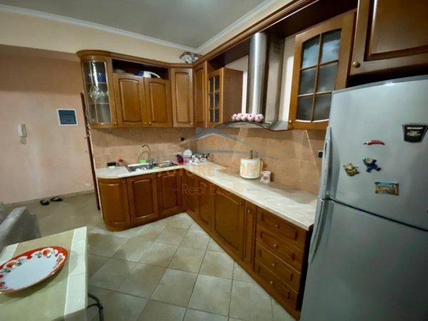 Tirane, jepet me qera apartament 1+1 Kati 1, 70 m² 550 € (Rruga e Barrikadave)