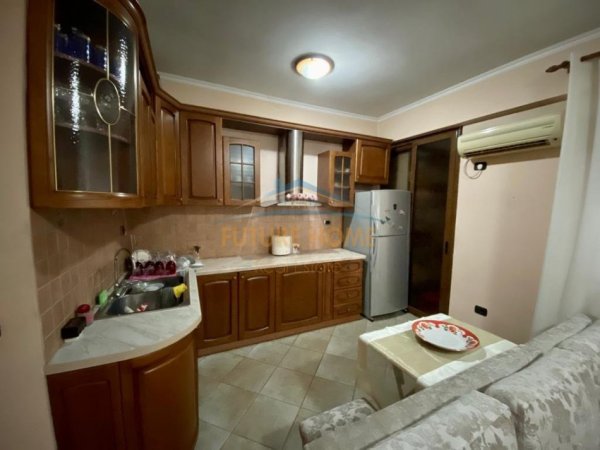 Tirane, jepet me qera apartament 1+1 Kati 1, 70 m² 550 € (Rruga e Barrikadave)