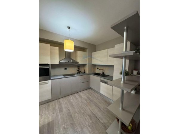 Tirane, jepet me qera apartament 2+1 Kati 5, 103 m² 1.500 € (Blloku)